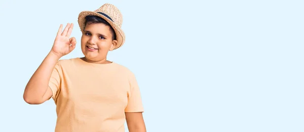 Niño Pequeño Con Sombrero Verano Traje Baño Hawaiano Sonriendo Positiva — Foto de Stock