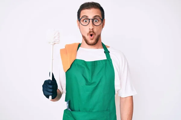 Jovem Homem Bonito Vestindo Avental Segurando Escova Vaso Sanitário Assustado — Fotografia de Stock