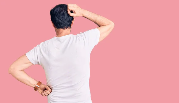 Schöner Mann Mittleren Alters Lässigem Shirt Der Mit Der Hand — Stockfoto