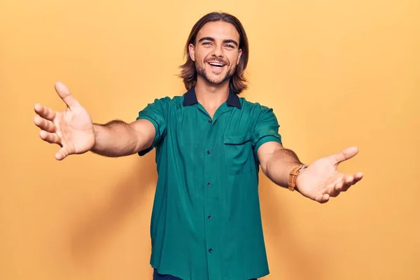 Homem Bonito Jovem Vestindo Roupas Casuais Olhando Para Câmera Sorrindo — Fotografia de Stock