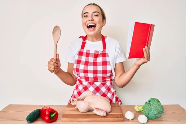 Ung Vacker Blond Kvinna Bär Professionell Bagare Förkläde Läsa Matlagning — Stockfoto