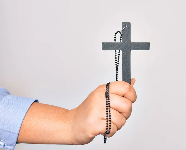 Mão Caucasiano Jovem Católica Segurando Cruz Cristã Sobre Fundo Branco — Fotografia de Stock