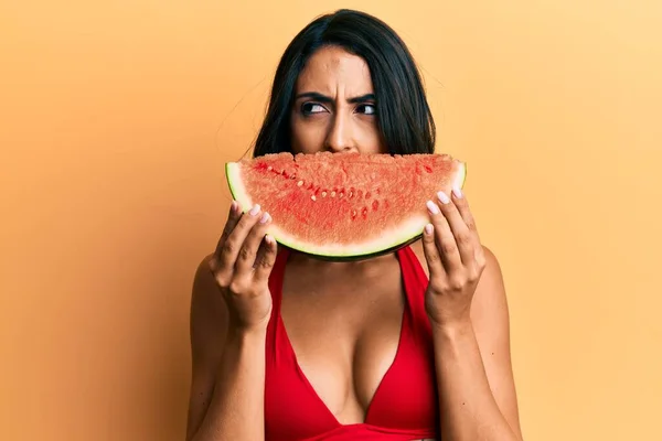 Schöne Hispanische Frau Legt Wassermelonenscheibe Als Lustiges Lächeln Wütend Und — Stockfoto
