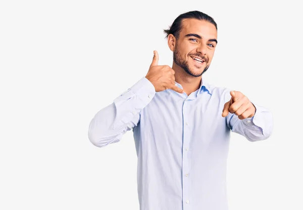 Jonge Knappe Man Met Zakelijke Kleren Lachend Pratend Het Telefoongebaar — Stockfoto