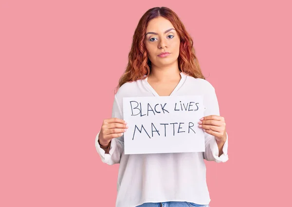 Siyah Hayatlar Taşıyan Genç Latin Bir Kadın Önemli Bir Bayrak — Stok fotoğraf