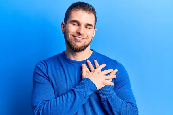 Ung Stilig Man Klädd Avslappnad Tröja Leende Med Händerna Bröstet — Stockfoto