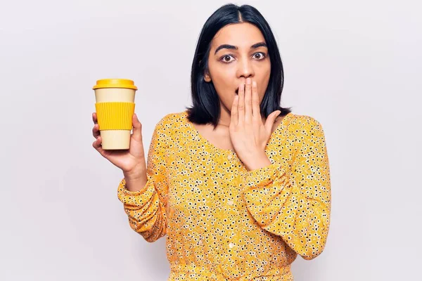 Ung Vacker Latinamerikansk Kvinna Håller Takeaway Kopp Kaffe Täcker Munnen — Stockfoto