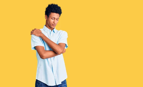 Νεαρός Αφροαμερικάνος Που Φοράει Καθημερινά Ρούχα Αγκαλιάζοντας Τον Εαυτό Του — Φωτογραφία Αρχείου
