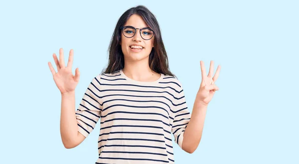 Morena Adolescente Con Ropa Casual Gafas Mostrando Apuntando Hacia Arriba —  Fotos de Stock