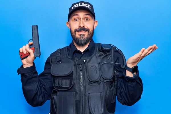 Молодий Красивий Чоловік Поліцейській Формі Тримає Пістолет Святкуючи Досягнення Щасливою — стокове фото