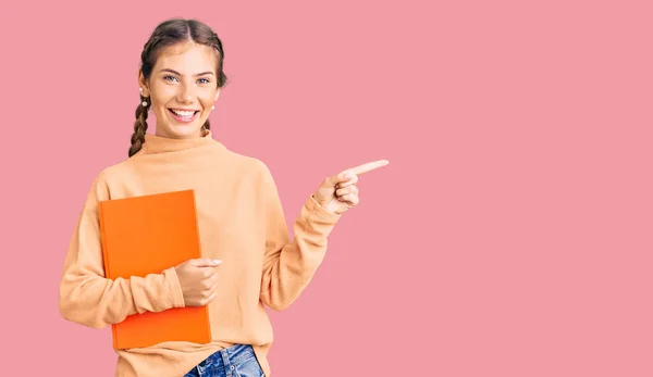 Schöne Kaukasische Frau Mit Blonden Haaren Buch Lächelnd Glücklich Mit — Stockfoto