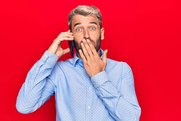 Jovem Homem Loiro Bonito Com Barba Tendo Conversa Falando Smartphone — Fotografia de Stock