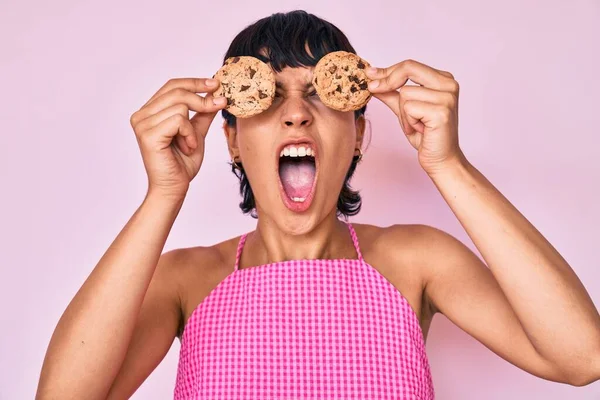 Mulher Bonita Morena Segurando Biscoitos Chocolate Olhos Irritados Loucos Gritando — Fotografia de Stock