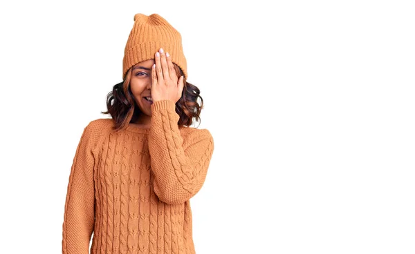 Junge Schöne Mischlingshündin Wollpullover Und Wintermütze Die Ein Auge Mit — Stockfoto