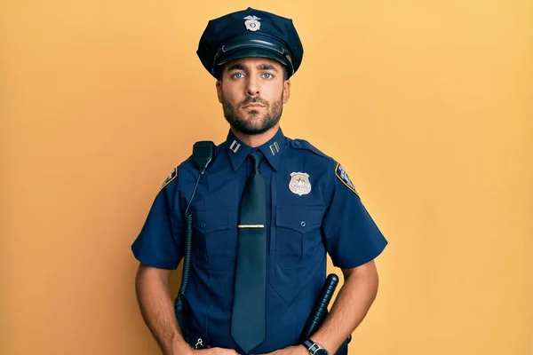 Snygg Latinamerikansk Man Klädd Polisuniform Avslappnad Med Allvarliga Ansiktsuttryck Enkel — Stockfoto