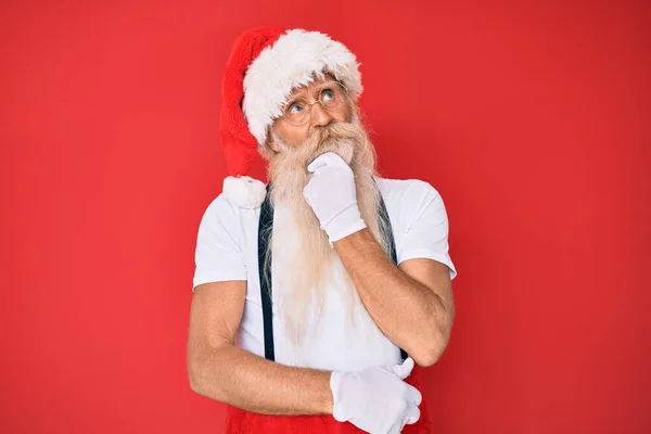 Starší Muž Šedivými Vlasy Dlouhými Vousy Bílém Tričku Kostýmu Santa — Stock fotografie
