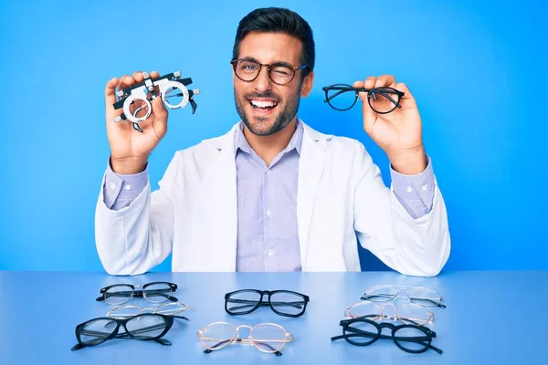 Mladý Hispánec Optometrickými Brýlemi Mrkající Fotoaparát Sexy Výrazem Veselou Veselou — Stock fotografie