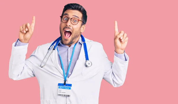 Junger Hispanischer Mann Arztuniform Und Stethoskop Lächelt Erstaunt Und Überrascht — Stockfoto