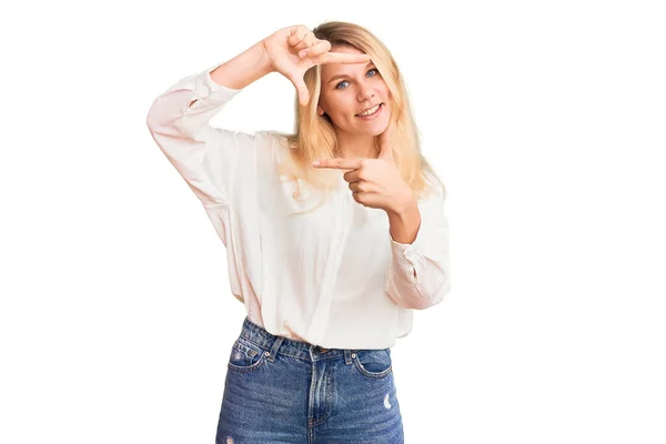 Młoda Piękna Blondynka Ubrana Luźną Koszulę Uśmiechnięta Ramki Dłońmi Palcami — Zdjęcie stockowe