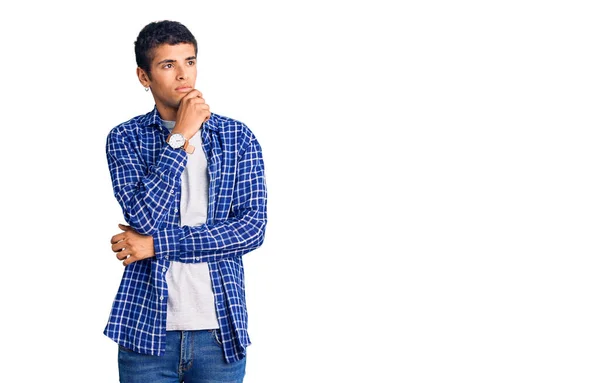 Jovem Afro Americano Vestindo Roupas Casuais Com Mão Queixo Pensando — Fotografia de Stock