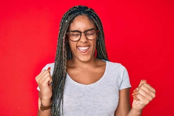 Mujer Afroamericana Joven Con Trenzas Vestidas Con Ropa Casual Gafas —  Fotos de Stock