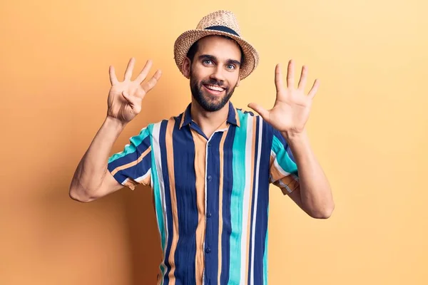 Homem Bonito Jovem Com Barba Vestindo Chapéu Verão Camisa Mostrando — Fotografia de Stock