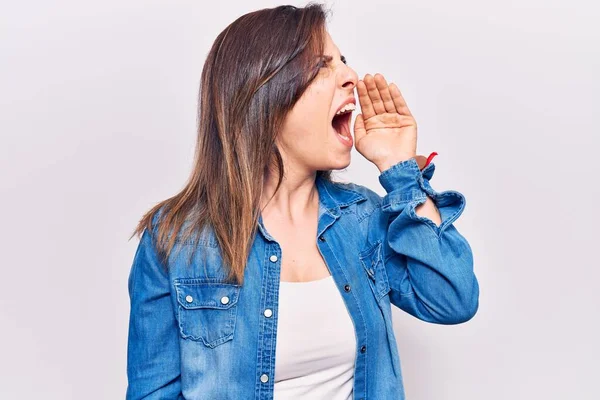 Mujer Hermosa Joven Con Ropa Casual Gritando Gritando Fuerte Lado — Foto de Stock