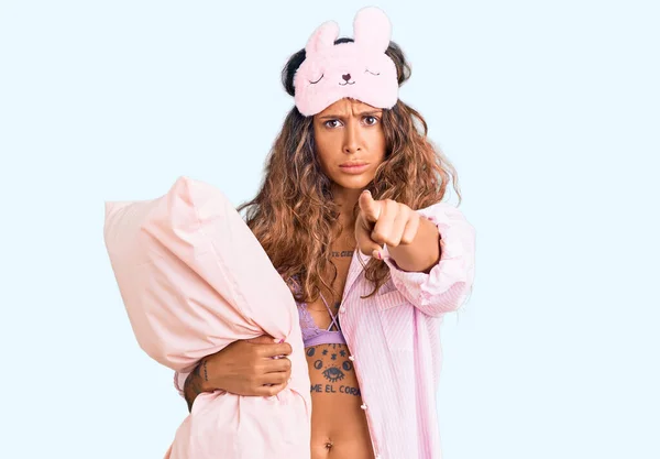 Ung Latinamerikansk Kvinna Med Tatuering Bär Sömnmask Och Pyjamas Håller — Stockfoto
