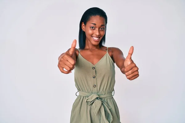 Jonge Afro Amerikaanse Vrouw Casual Kleding Die Positief Gebaar Met — Stockfoto