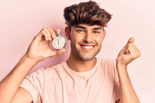 Joven Hispano Sosteniendo Cronómetro Gritando Orgulloso Celebrando Victoria Éxito Muy — Foto de Stock