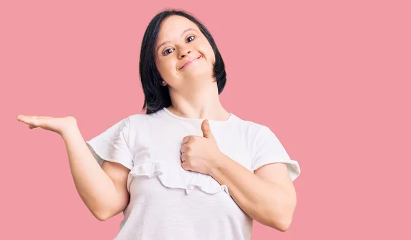 Brünette Frau Mit Syndrom Trägt Legeres Weißes Shirt Mit Handfläche — Stockfoto