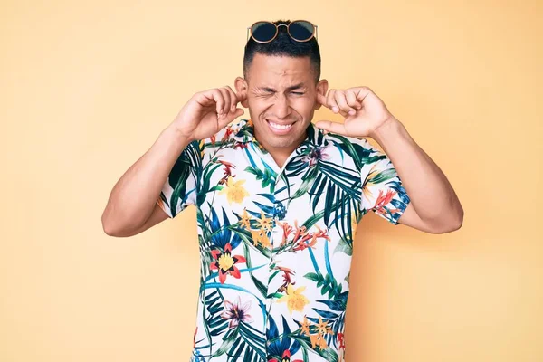 Homem Latino Bonito Jovem Vestindo Roupas Verão Cobrindo Orelhas Com — Fotografia de Stock