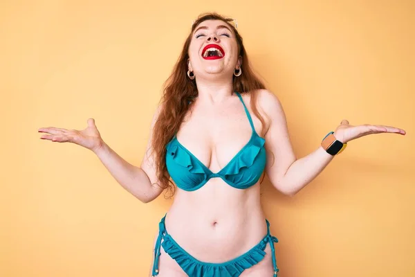 Mujer Pelirroja Joven Con Bikini Celebrando Loco Loco Por Éxito — Foto de Stock