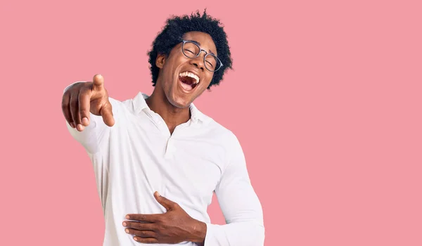 Hezký Africký Američan Afro Vlasy Neformálním Oblečení Brýlemi Směje Vám — Stock fotografie