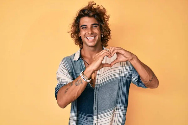 Mladý Hispánec Letním Stylu Usmívající Lásce Ukazující Symbol Srdce Tvar — Stock fotografie