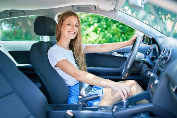 Νεαρή Όμορφη Ξανθιά Γυναίκα Χαμογελά Ευτυχισμένη Οδήγηση Αυτοκινήτου — Φωτογραφία Αρχείου
