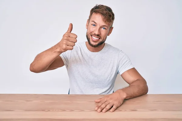 Jonge Blanke Man Draagt Casual Kleding Zitten Tafel Glimlachend Gelukkig — Stockfoto