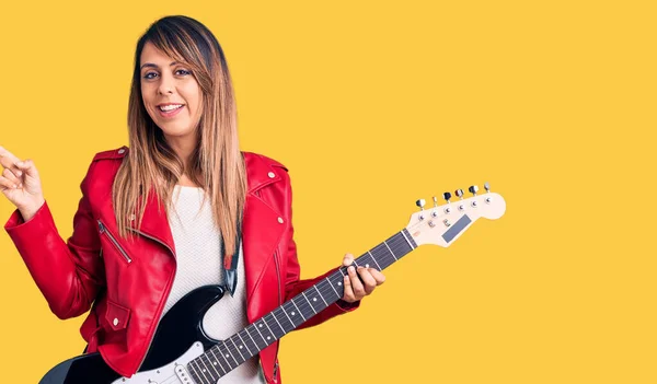 Joven Hermosa Mujer Tocando Guitarra Eléctrica Sonriendo Feliz Señalando Con — Foto de Stock