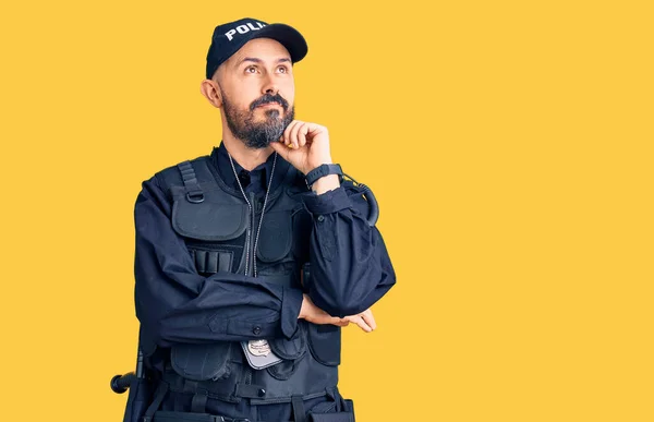 Jovem Bonitão Vestindo Uniforme Policial Com Mão Queixo Pensando Pergunta — Fotografia de Stock