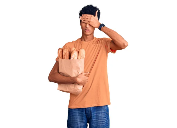 Jovem Afro Americano Segurando Saco Papel Com Pão Cobrindo Olhos — Fotografia de Stock
