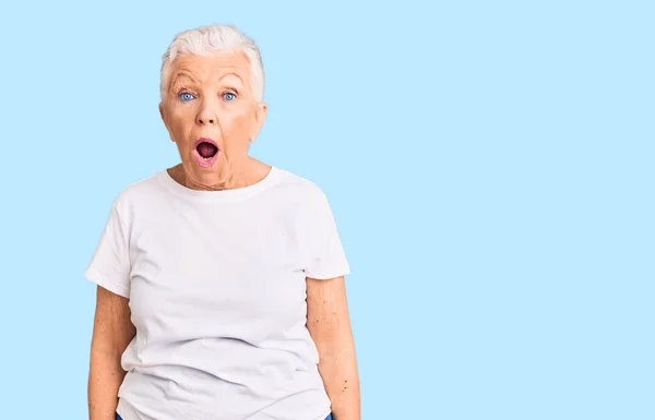 Ältere Schöne Frau Mit Blauen Augen Und Grauen Haaren Trägt — Stockfoto