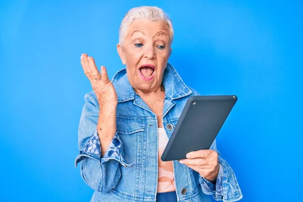 Senior Belle Femme Aux Yeux Bleus Aux Cheveux Gris Aide — Photo