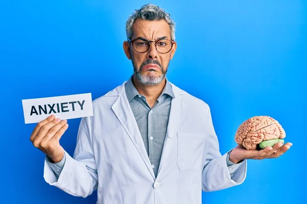 Uomo Dai Capelli Grigi Mezza Età Che Indossa Cappotto Medico — Foto Stock