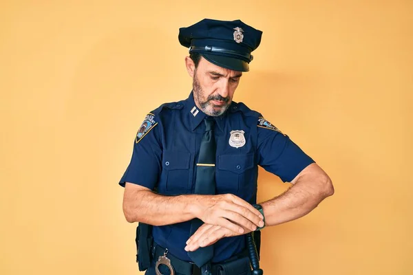 Homem Hispânico Meia Idade Vestindo Uniforme Policial Verificando Tempo Relógio — Fotografia de Stock