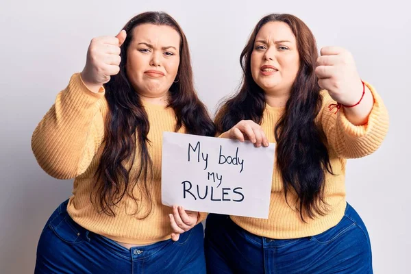Junge Size Zwillinge Die Meinen Körper Mit Meinem Regelbanner Halten — Stockfoto