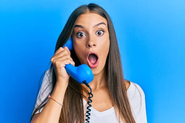 Ung Latinamerikansk Kvinna Håller Vintage Telefon Rädd Och Förvånad Med — Stockfoto