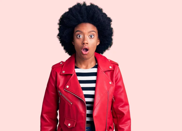 Fiatal Afro Amerikai Piros Bőrdzsekiben Ijedt Meg Csodálkozott Nyitott Szájjal — Stock Fotó