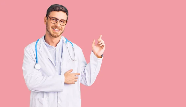 Jovem Bonito Com Urso Vestindo Uniforme Médico Com Grande Sorriso — Fotografia de Stock