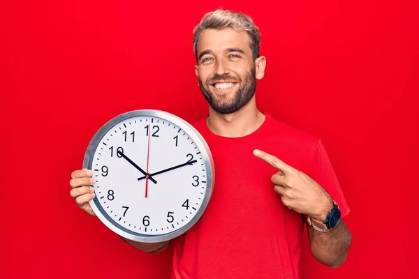 Jovem Homem Loiro Bonito Com Barba Fazendo Contagem Regressiva Usando — Fotografia de Stock