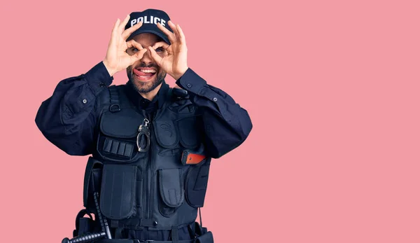 Νεαρός Όμορφος Άντρας Γενειάδα Που Φοράει Αστυνομική Στολή Κάνει Καλή — Φωτογραφία Αρχείου